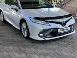 Toyota Camry 2018 года за 13 000 000 тг. в Алматы – фото 2