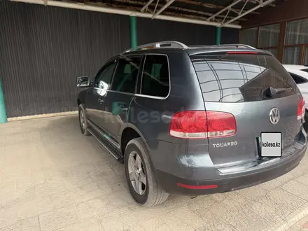 Volkswagen Touareg 2007 года за 6 300 000 тг. в Алматы – фото 2