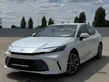 Toyota Camry Luxe 2025 года за 23 290 000 тг. в Актобе