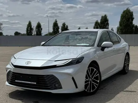 Toyota Camry Luxe 2025 года за 23 190 000 тг. в Актобе