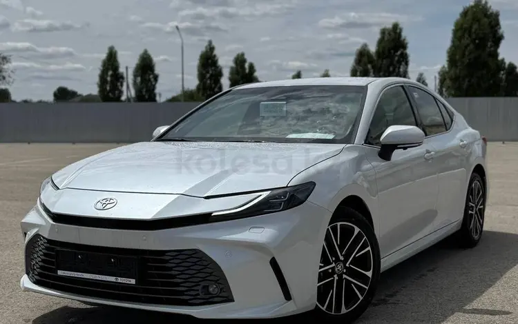Toyota Camry Luxe 2025 года за 23 190 000 тг. в Актобе