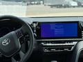 Toyota Camry Luxe 2025 года за 23 190 000 тг. в Актобе – фото 3
