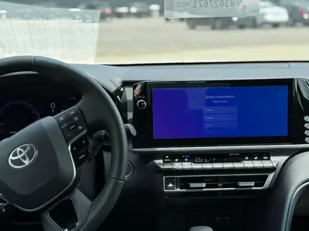 Toyota Camry Luxe 2025 года за 23 190 000 тг. в Актобе – фото 3