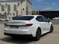 Toyota Camry Luxe 2025 года за 23 190 000 тг. в Актобе – фото 4