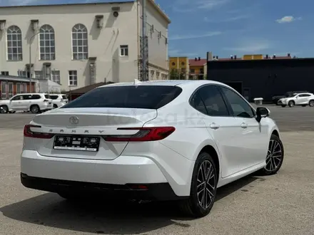 Toyota Camry Luxe 2025 года за 23 190 000 тг. в Актобе – фото 4