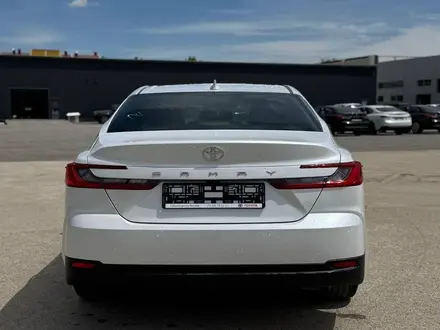 Toyota Camry Luxe 2025 года за 23 190 000 тг. в Актобе – фото 5