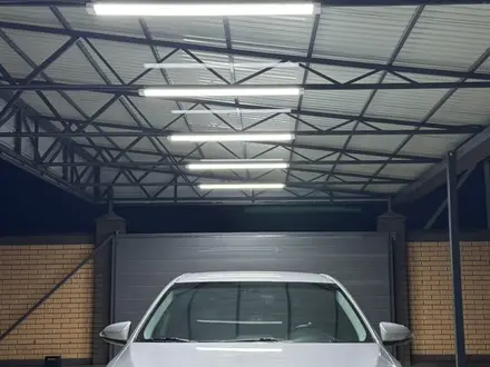 Toyota Camry 2015 года за 9 800 000 тг. в Актобе – фото 4