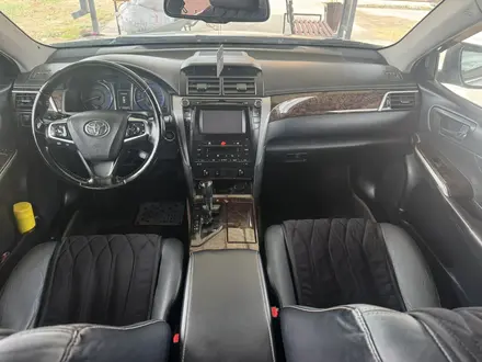Toyota Camry 2015 года за 9 800 000 тг. в Актобе – фото 14