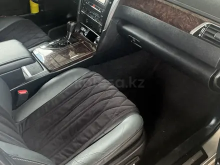 Toyota Camry 2015 года за 9 800 000 тг. в Актобе – фото 16