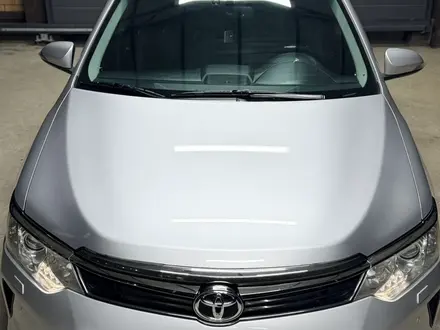 Toyota Camry 2015 года за 9 800 000 тг. в Актобе – фото 3