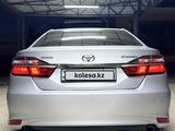 Toyota Camry 2015 года за 9 800 000 тг. в Актобе – фото 2