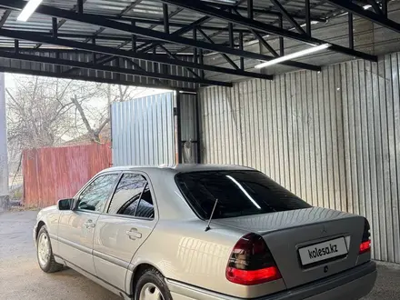 Mercedes-Benz C 200 1995 года за 2 950 000 тг. в Алматы – фото 4