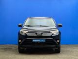 Toyota RAV4 2017 года за 11 120 000 тг. в Актобе – фото 2