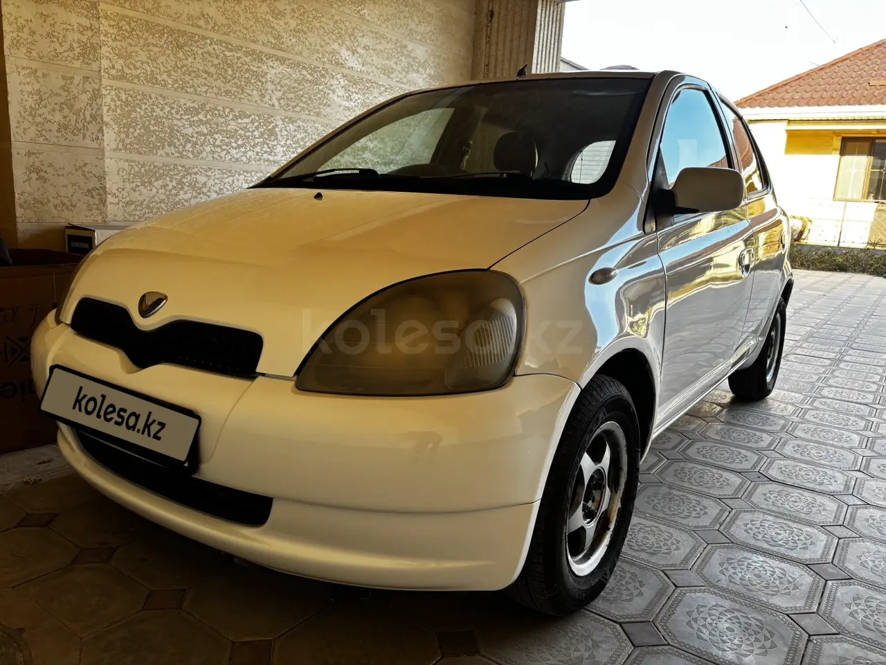 Тойота Vitz, 2000