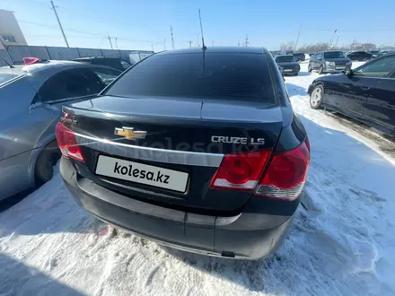 Chevrolet Cruze 2011 года за 2 708 800 тг. в Алматы – фото 2