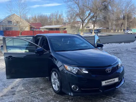 Toyota Camry 2013 года за 6 200 000 тг. в Уральск – фото 2