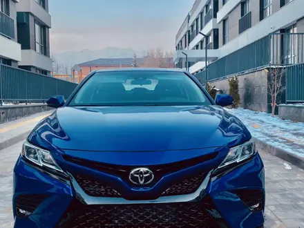 Toyota Camry 2018 года за 11 900 000 тг. в Алматы – фото 2