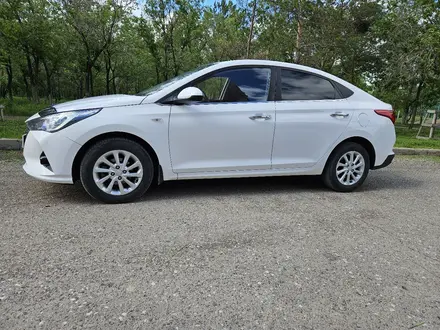 Hyundai Accent 2021 года за 8 600 000 тг. в Караганда – фото 2