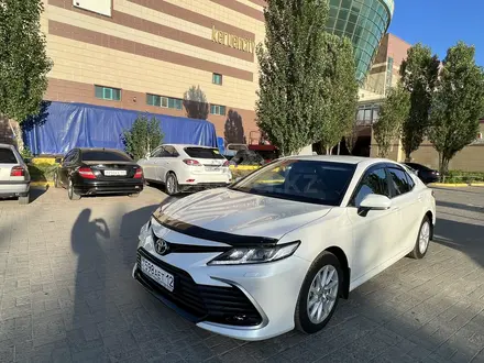 Toyota Camry 2021 года за 16 100 000 тг. в Актобе