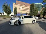 Toyota Camry 2021 года за 16 100 000 тг. в Актобе – фото 4