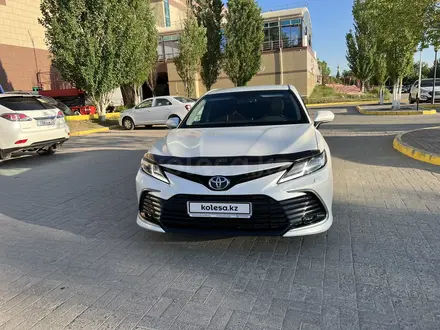 Toyota Camry 2021 года за 16 100 000 тг. в Актобе – фото 2