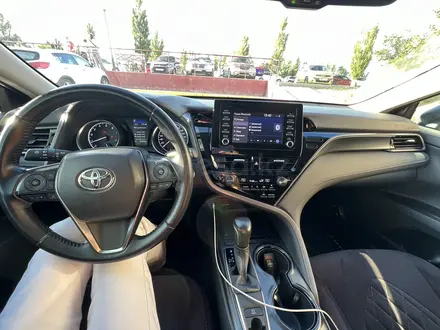 Toyota Camry 2021 года за 16 100 000 тг. в Актобе – фото 5