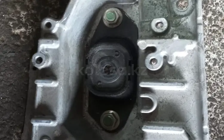 Подушка двигателя с кранштейном в сборе на Nissan Tiida за 25 000 тг. в Алматы