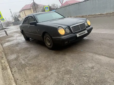 Mercedes-Benz E 230 1996 года за 1 700 000 тг. в Жезказган – фото 2