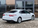 Toyota Camry 2018 года за 13 450 000 тг. в Уральск – фото 4