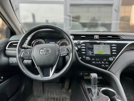 Toyota Camry 2018 года за 13 450 000 тг. в Уральск – фото 11
