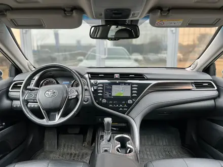 Toyota Camry 2018 года за 13 450 000 тг. в Уральск – фото 10