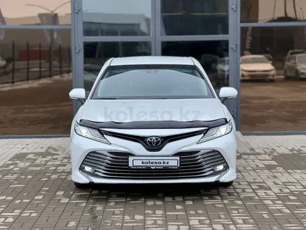 Toyota Camry 2018 года за 13 450 000 тг. в Уральск – фото 2
