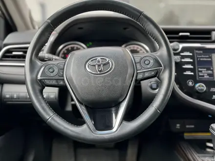 Toyota Camry 2018 года за 13 450 000 тг. в Уральск – фото 12
