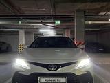 Toyota Camry 2023 года за 20 500 000 тг. в Алматы – фото 2