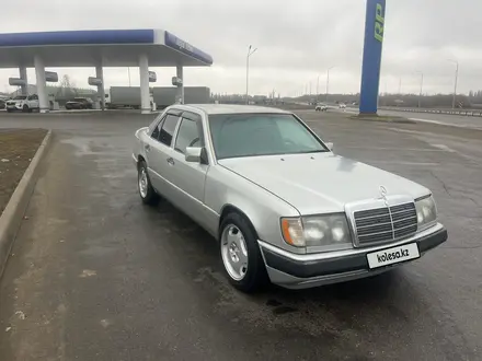 Mercedes-Benz E 220 1992 года за 2 000 000 тг. в Талдыкорган