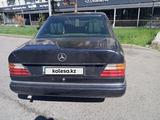 Mercedes-Benz E 230 1985 года за 1 700 000 тг. в Талдыкорган – фото 2