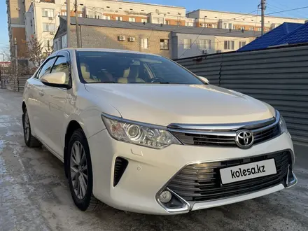 Toyota Camry 2016 года за 10 500 000 тг. в Атырау – фото 2