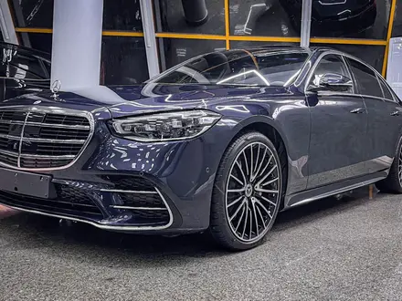 Mercedes-Benz S 580 4MATIC 2022 года за 124 000 000 тг. в Караганда – фото 7