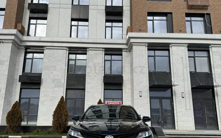 Toyota Camry 2023 года за 15 100 000 тг. в Актау