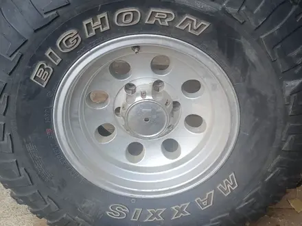 Maxxis шины грязевые за 1 баллон без дисков. Обмен на размер меньшеүшін50 000 тг. в Астана – фото 3