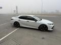 Toyota Camry 2020 года за 12 700 000 тг. в Актобе – фото 2