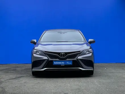 Toyota Camry 2021 года за 13 910 000 тг. в Актобе – фото 2