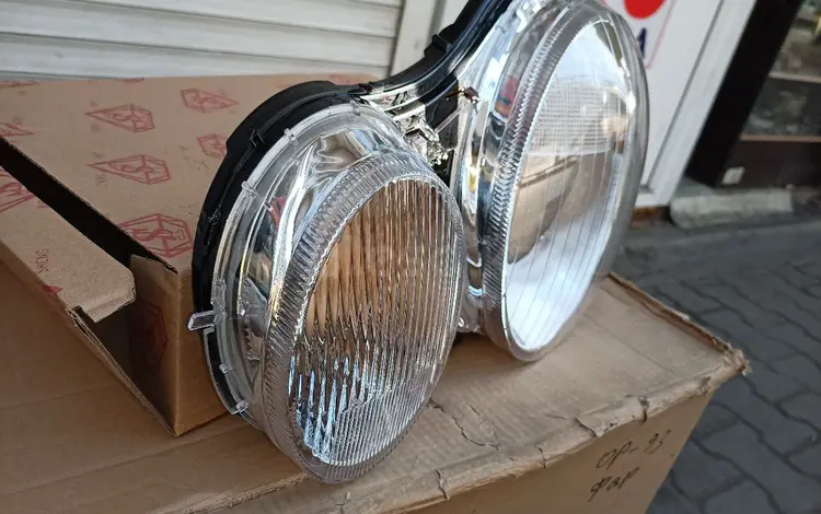 Стекло фара Мерс 210 за 9 990 тг. в Алматы