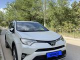 Toyota RAV4 2017 года за 15 000 000 тг. в Актобе – фото 2