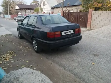 Volkswagen Vento 1995 года за 600 000 тг. в Жетысай – фото 2