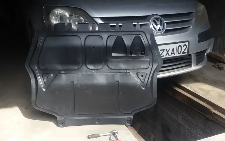 Защита двигателя для Volkswagen Golf 5 за 20 000 тг. в Алматы