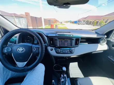 Toyota RAV4 2016 года за 7 350 000 тг. в Актобе – фото 10
