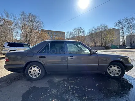 Mercedes-Benz E 220 1995 года за 2 450 000 тг. в Караганда – фото 3