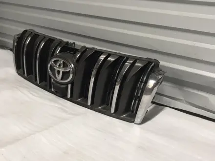 Решётка радиатора на Toyota Land Cruiser Prado 150 за 30 000 тг. в Алматы
