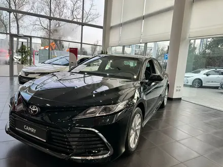 Toyota Camry 2023 года за 18 300 000 тг. в Алматы